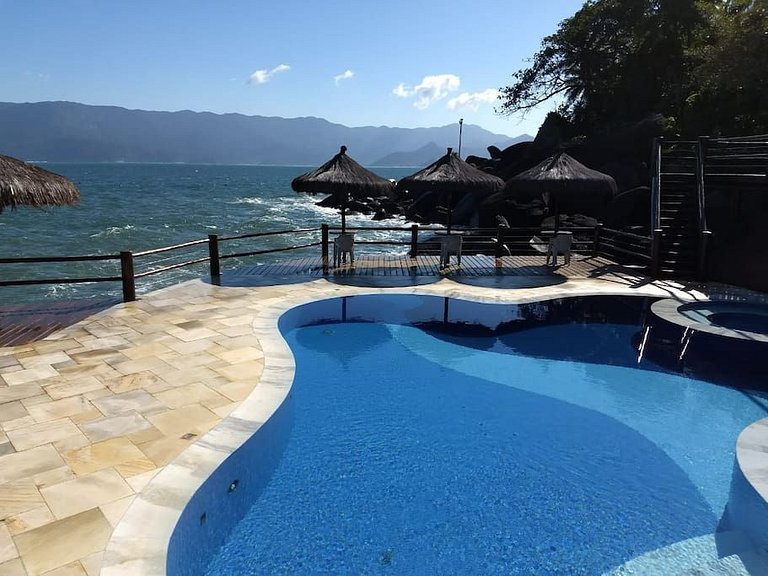 Spa aquecido, piscina e condomínio à beira-mar