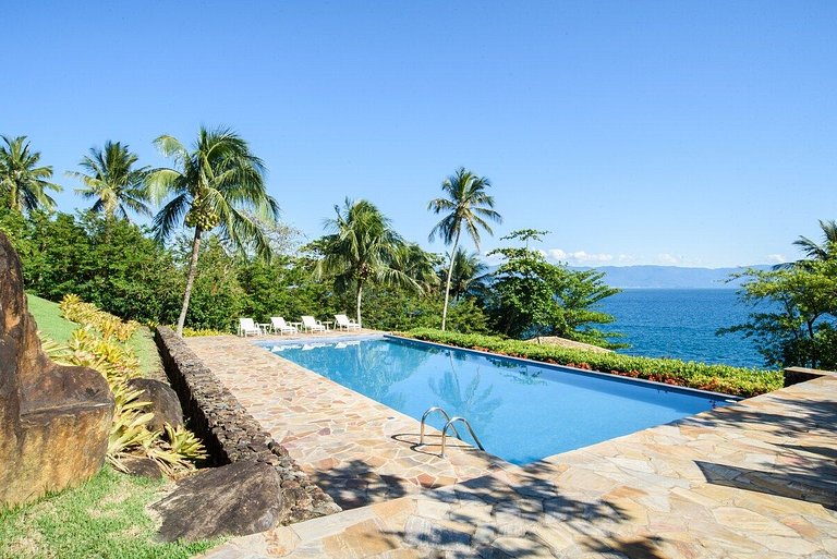 Casa costeira cinematográfica, piscina, píer e mar