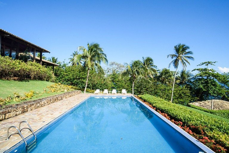 Casa costeira cinematográfica, piscina, píer e mar