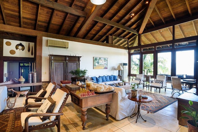 Casa costeira cinematográfica, piscina, píer e mar