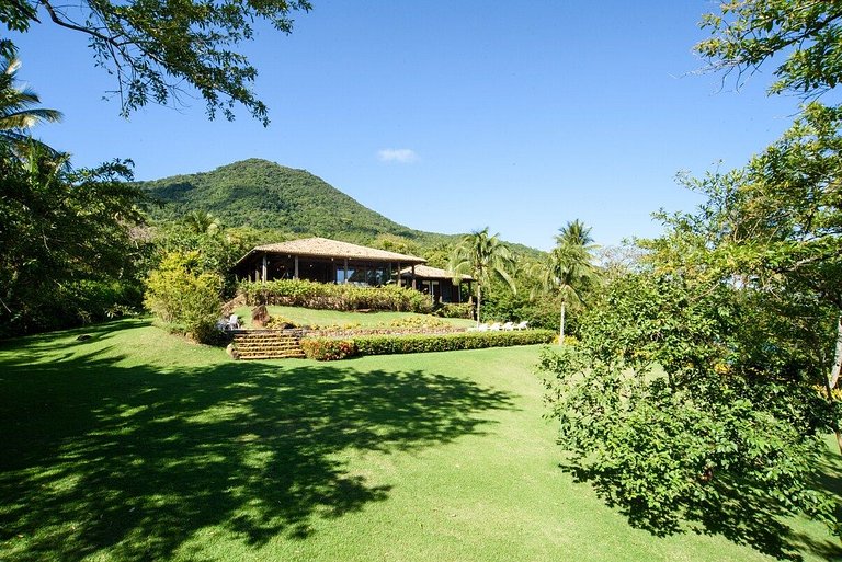 Casa costeira cinematográfica, piscina, píer e mar