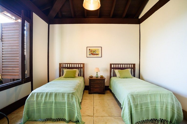 Casa costeira cinematográfica, piscina, píer e mar