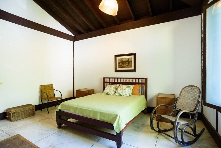 Casa costeira cinematográfica, piscina, píer e mar
