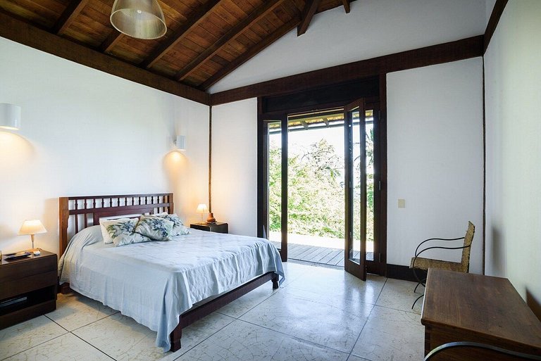 Casa costeira cinematográfica, piscina, píer e mar