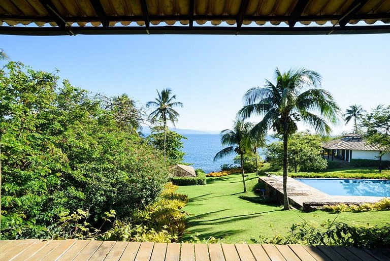 Casa costeira cinematográfica, piscina, píer e mar
