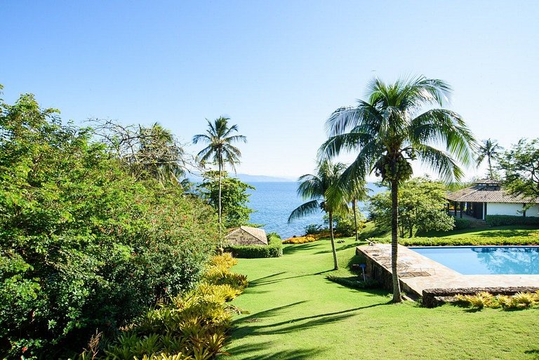 Casa costeira cinematográfica, piscina, píer e mar