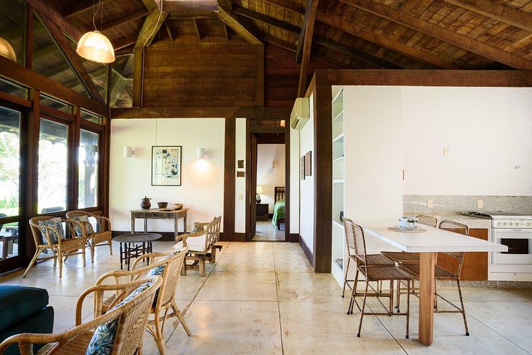Casa costeira cinematográfica, piscina, píer e mar