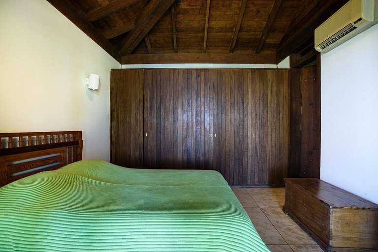 Casa costeira cinematográfica, piscina, píer e mar