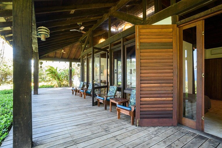 Casa costeira cinematográfica, piscina, píer e mar