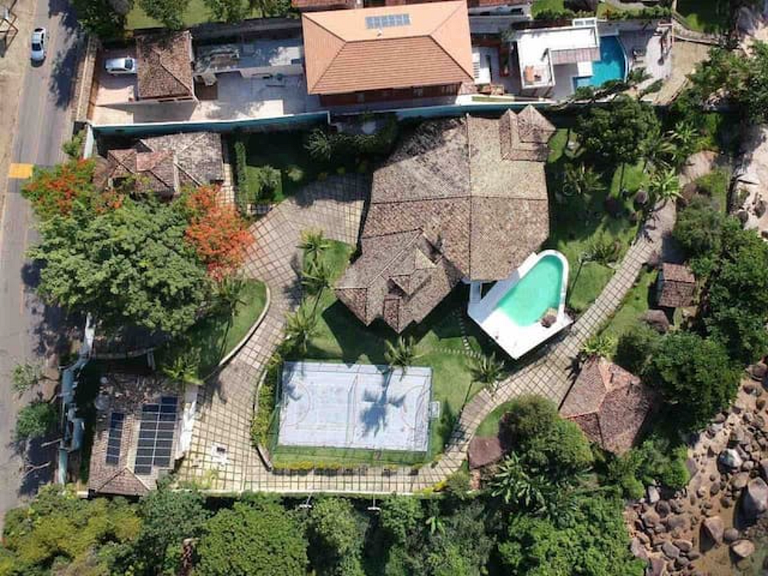 Praia privativa, piscina aquecida e muito conforto
