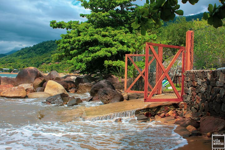 Pé na areia, piscina aquecida e muito conforto