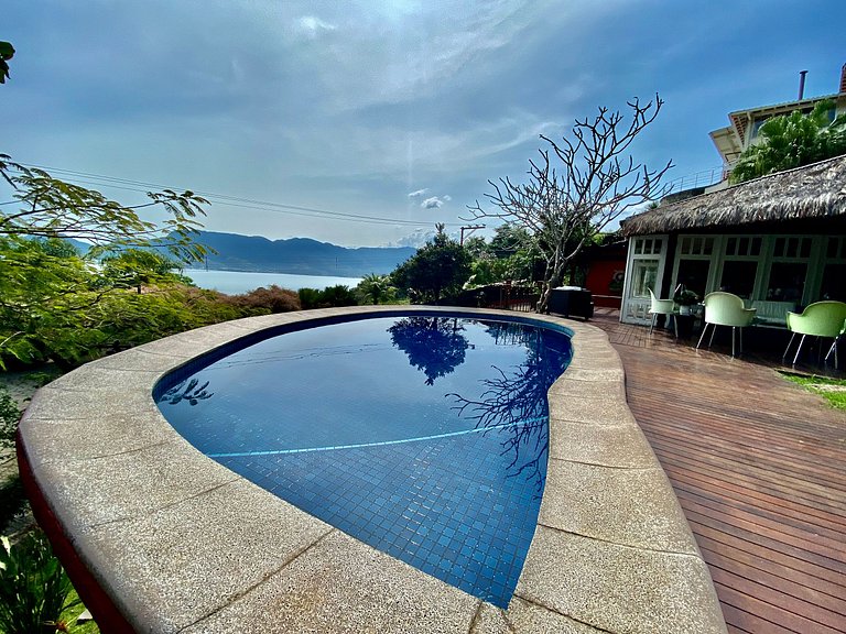 Piscina aquecida, vista mar, poucos metros da Vila