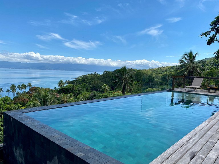 Vista magnífica e piscina de borda infinita