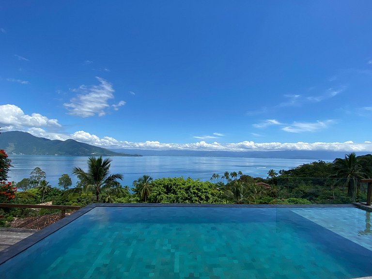 Vista magnífica e piscina de borda infinita