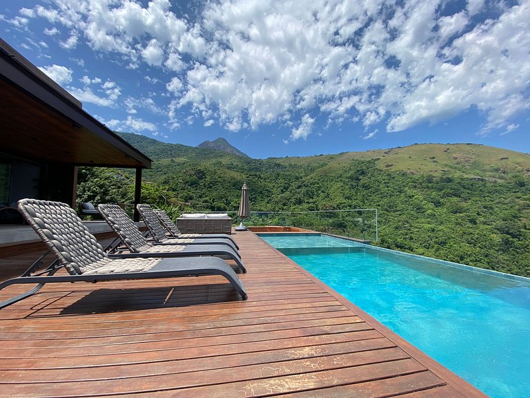 Casa luxuosa, piscina aquecida e borda infinita