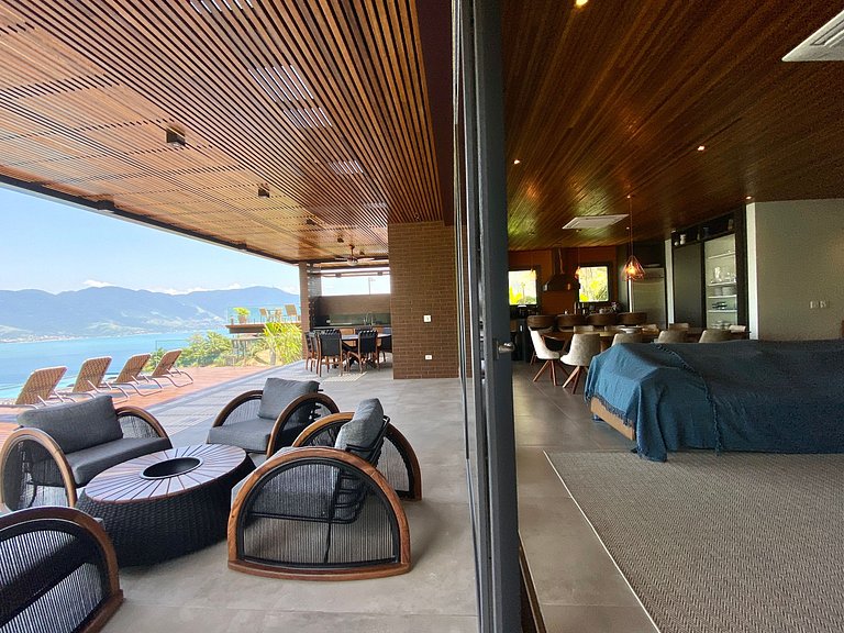 Casa luxuosa, piscina aquecida e borda infinita