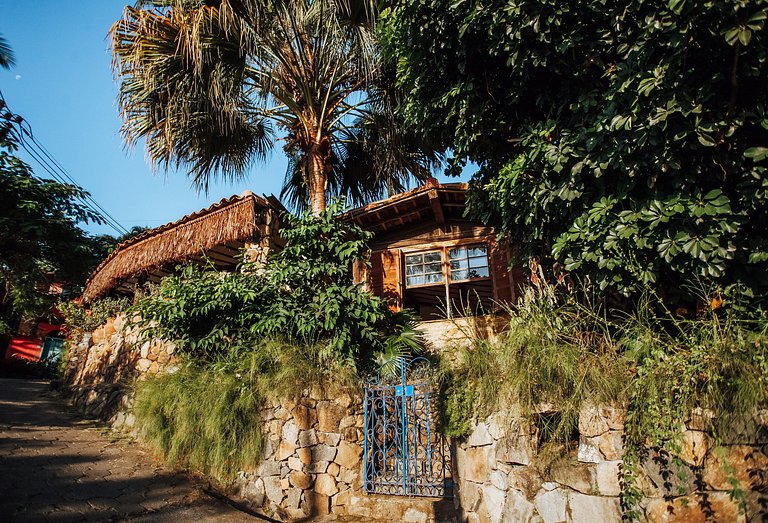 Linda casa, próxima á praia da Armação