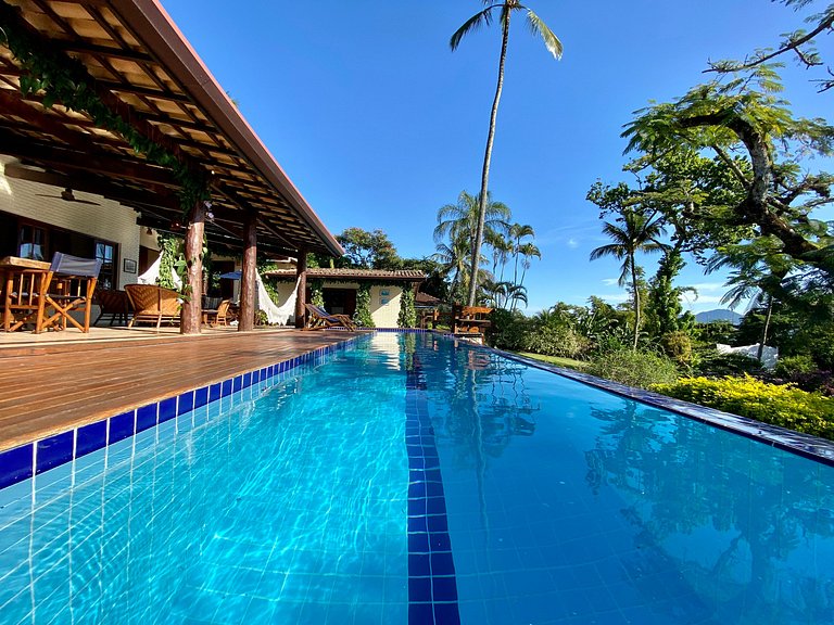 Excelente localização, piscina e vista para o mar