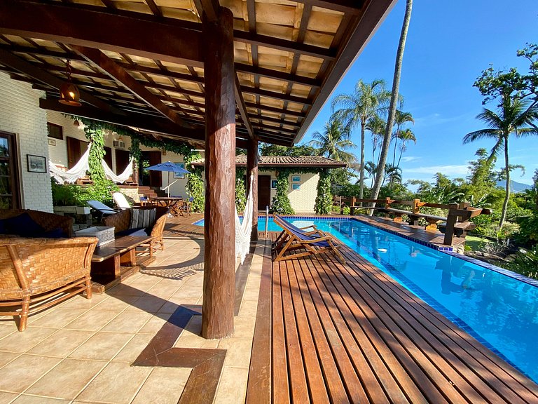 Excelente localização, piscina e vista para o mar