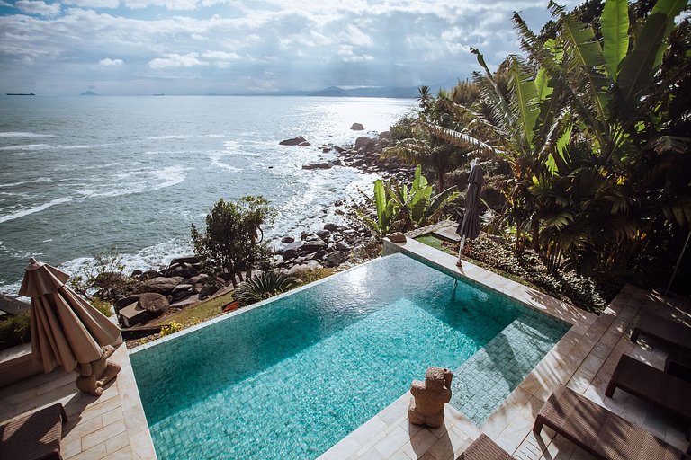 Costeira espetacular com piscina de borda infinita