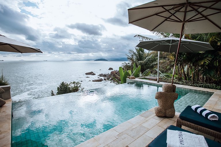 Costeira espetacular com piscina de borda infinita