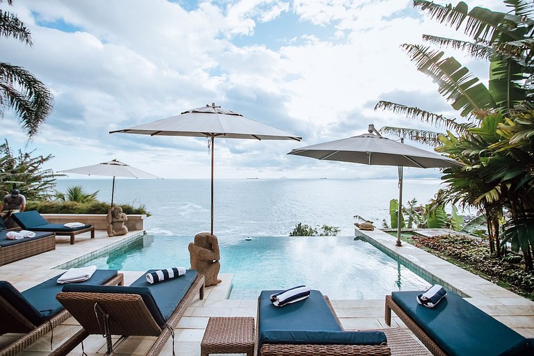 Costeira espetacular com piscina de borda infinita