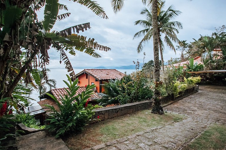 Costeira espetacular com piscina de borda infinita