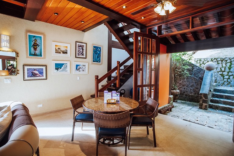 Costeira espetacular com piscina de borda infinita