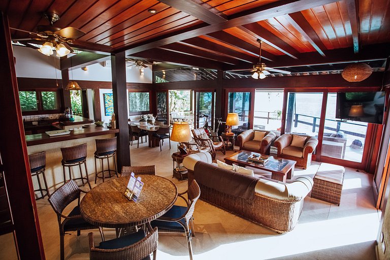 Costeira espetacular com piscina de borda infinita