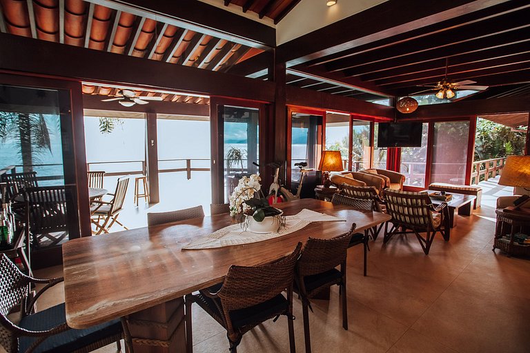 Costeira espetacular com piscina de borda infinita