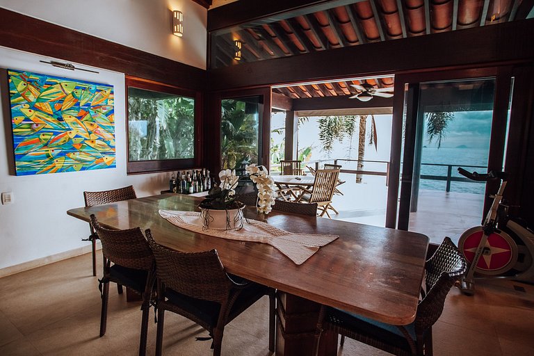 Costeira espetacular com piscina de borda infinita