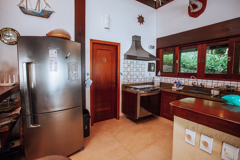 Costeira espetacular com piscina de borda infinita