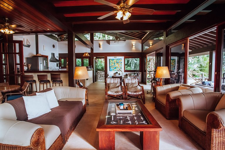 Costeira espetacular com piscina de borda infinita