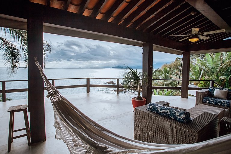 Costeira espetacular com piscina de borda infinita