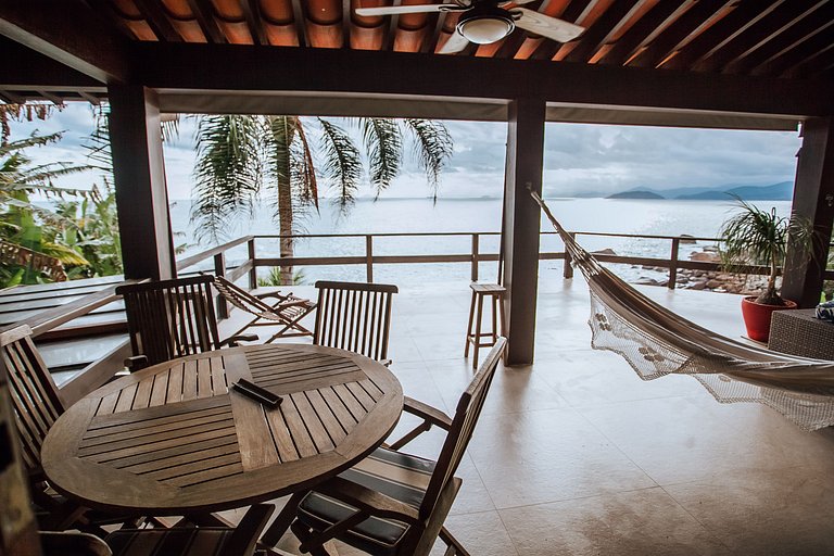 Costeira espetacular com piscina de borda infinita