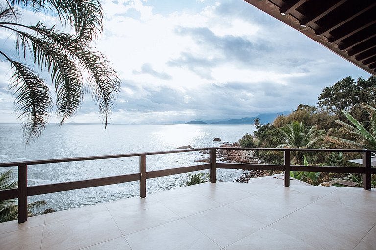 Costeira espetacular com piscina de borda infinita