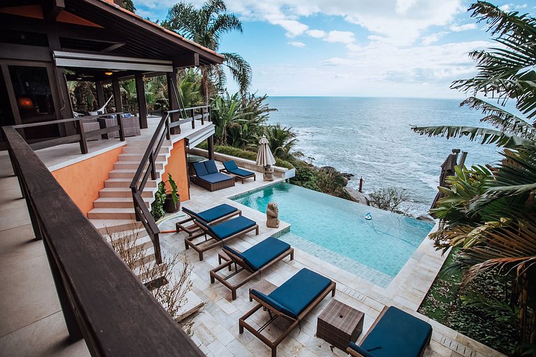 Costeira espetacular com piscina de borda infinita