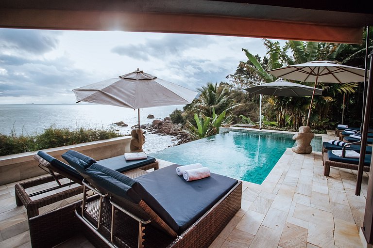 Costeira espetacular com piscina de borda infinita