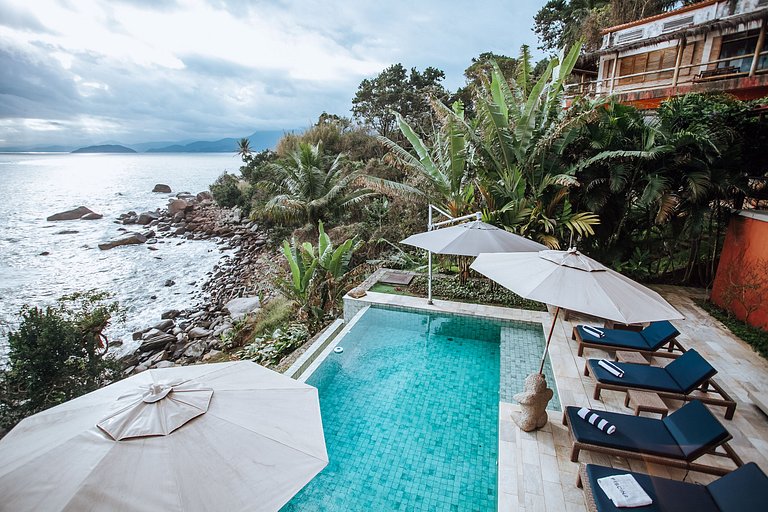 Costeira espetacular com piscina de borda infinita