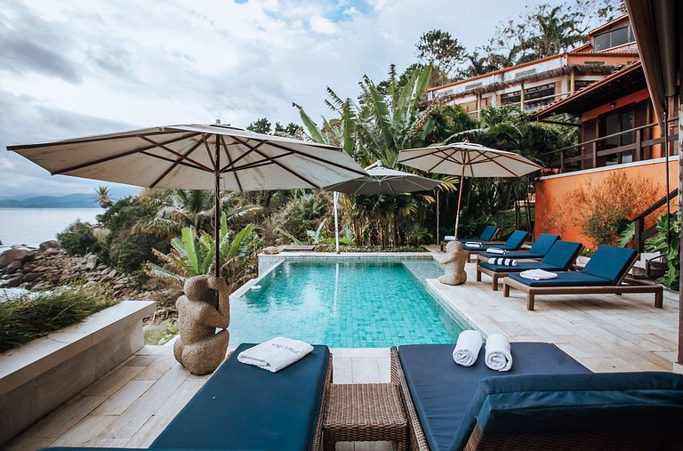 Costeira espetacular com piscina de borda infinita