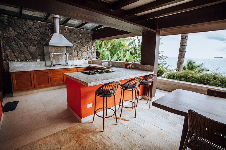 Costeira espetacular com piscina de borda infinita