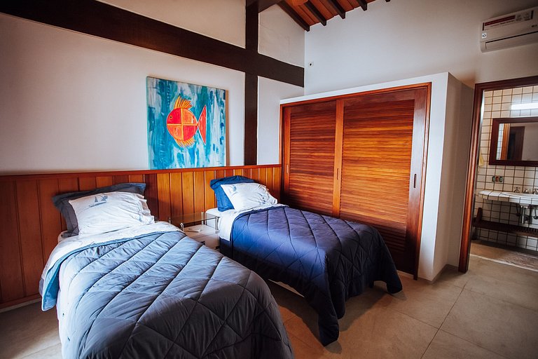 Costeira espetacular com piscina de borda infinita