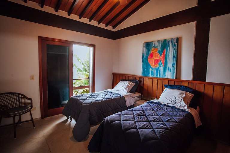 Costeira espetacular com piscina de borda infinita