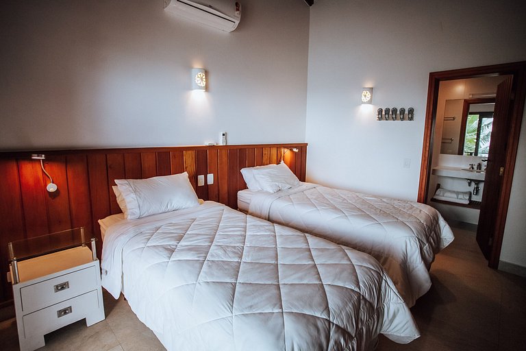 Costeira espetacular com piscina de borda infinita