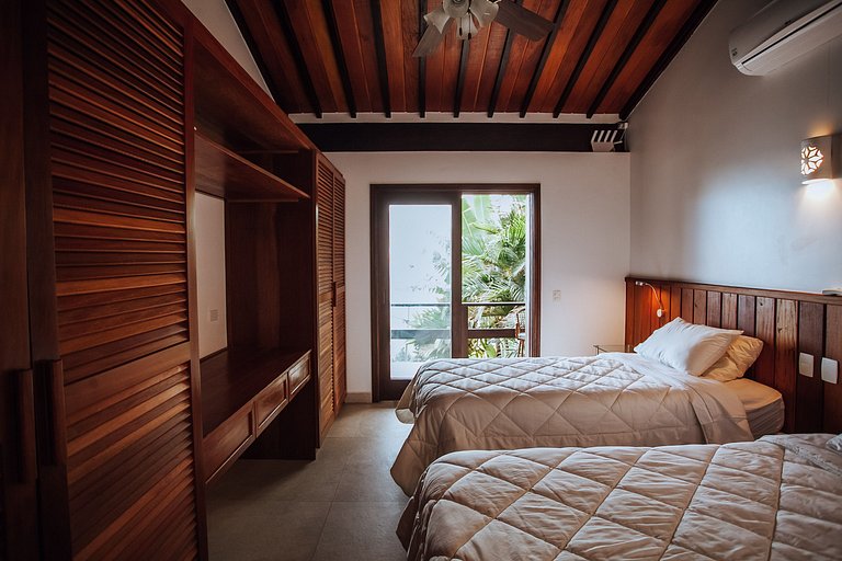 Costeira espetacular com piscina de borda infinita