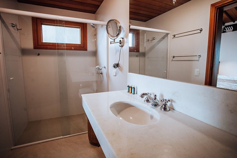 Costeira espetacular com piscina de borda infinita