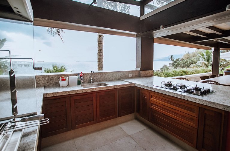 Costeira espetacular com piscina de borda infinita