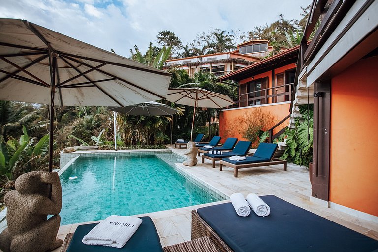 Costeira espetacular com piscina de borda infinita