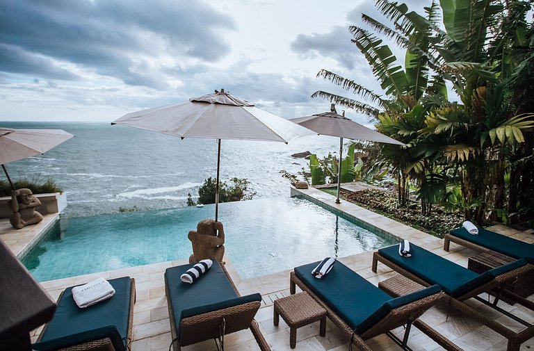 Costeira espetacular com piscina de borda infinita