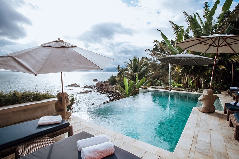 Costeira espetacular com piscina de borda infinita